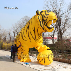 giant-yellow-inflatable-tiger-model-with-ball